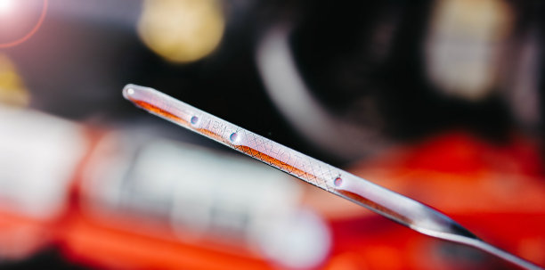 自动变速箱油量尺的一种汽车变速箱。红色的油图片下载