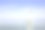 海中的灯塔，水的倒影，云和天空的背景。图片下载