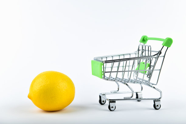 买柠檬。交易的概念。网上购物的概念。马车和柠檬在白色的背景。经营理念。健康饮食的概念图片下载