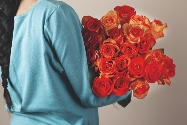 女人手捧鲜花捧花束图片下载