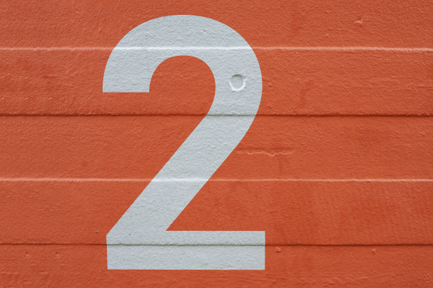 灰色2号模板在红色混凝土墙上图片下载