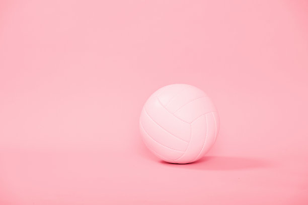 在粉红色背景上孤立的排球。图片下载