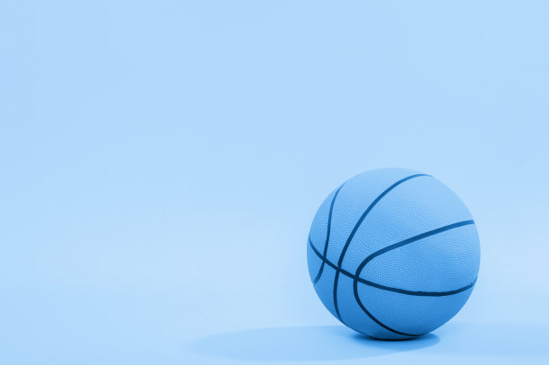 蓝色背景下孤立的篮球。图片下载