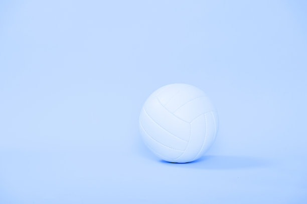 排球孤立在蓝色背景。图片下载