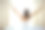 女人在床上伸开双手醒来后，太阳耀斑。深色头发的女人进入一个愉快和放松的一天后，睡了一个好觉和后视图。崭新的一天和快乐的周末图片下载