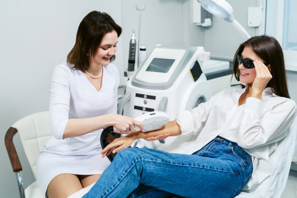 激光脱毛和美容。照片脱毛程序为年轻女性美容诊所与美容师医生。SPA养生美容理念。光滑的皮肤图片下载