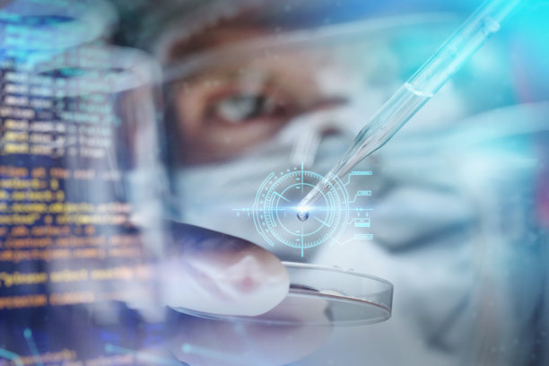 在一个未来的实验室里，科学家用移液管分析有色液体，从试管中提取DNA和分子。图片下载