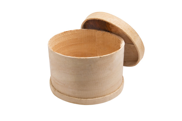 打开的自然木制圆盒孤立在白色背景图片下载