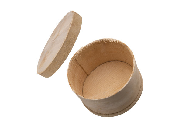 打开的自然木制圆盒孤立在白色背景图片下载