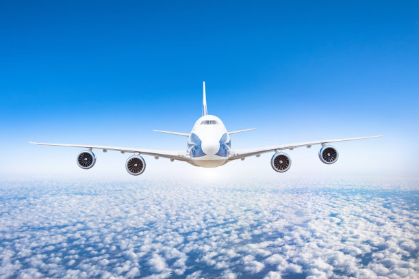 飞机在高空飞行，云层和蓝天之上。从正前方看，完全正确。图片下载