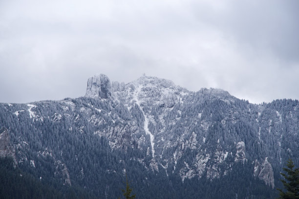 山顶上有新鲜的雪图片下载
