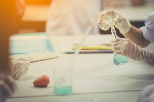 在化学教室的实验室进行测试图片下载