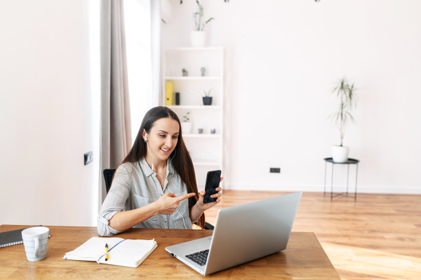女人用笔记本电脑开视频会议图片下载