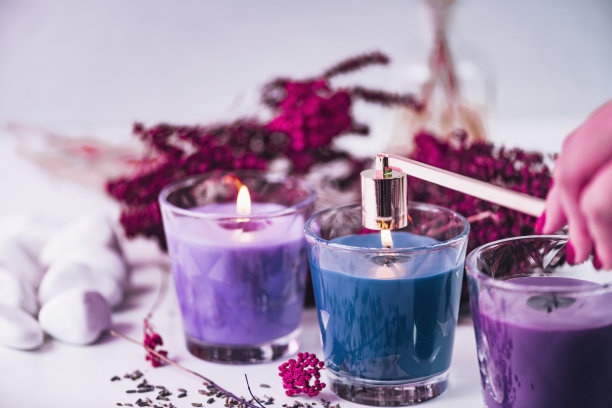 芳香蜡烛。用金色蜡烛灭火器熄灭蜡烛图片下载