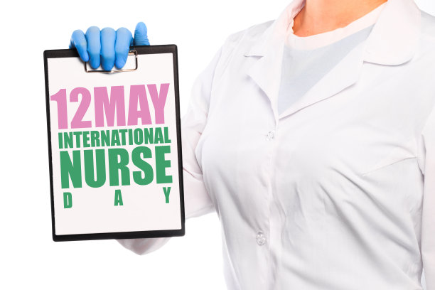 医生拿着药片在白色的背景。5月12日国际护士节图片下载