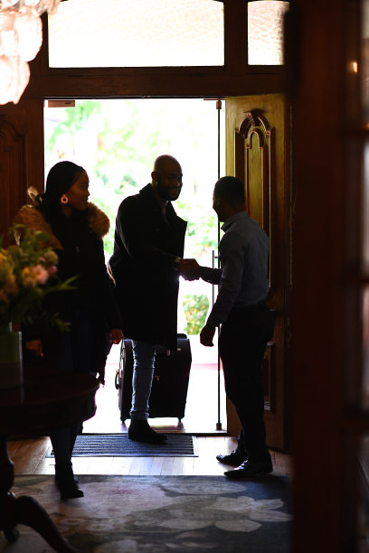 欢迎来到酒店握手的剪影图片下载