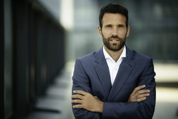 穿着蓝色西装的帅气小伙。图片下载