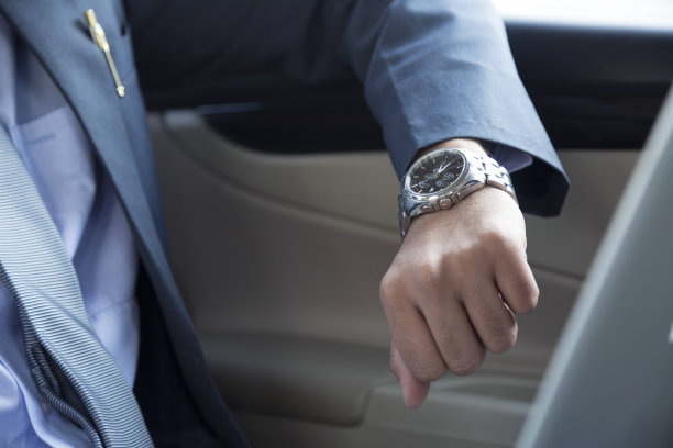 商人在汽车后座-库存照片图片下载
