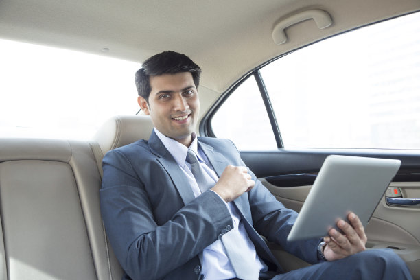商人在汽车后座-库存照片图片下载