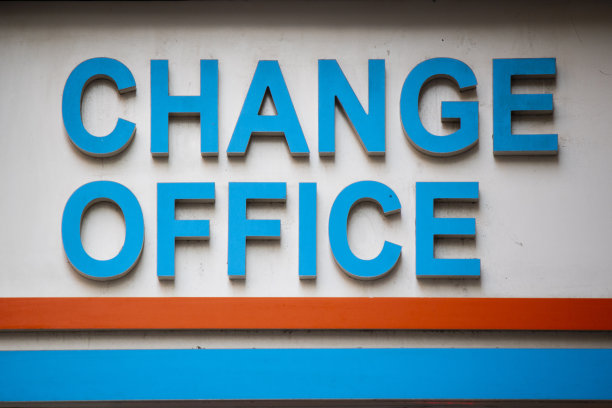 蓝白两色的路标属于交换所。关闭了。图片下载