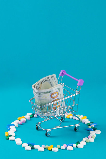 购物车与平板电脑和美元钞票。把钱花在药片和昂贵的医学概念上图片下载