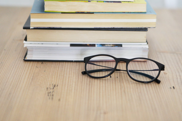 阅读——书籍和眼镜图片下载