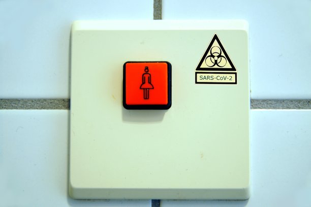 养老院、医院或诊所的冠状病毒紧急呼叫符号。图标、生物危害警告标志和护士呼叫按钮上的SARS-CoV-2信息。符号病毒感染COVID-19图片下载