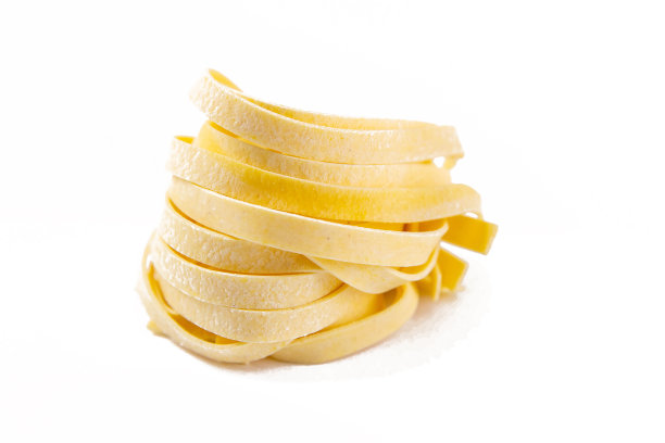 意大利宽面条巢孤立在白色背景上图片下载