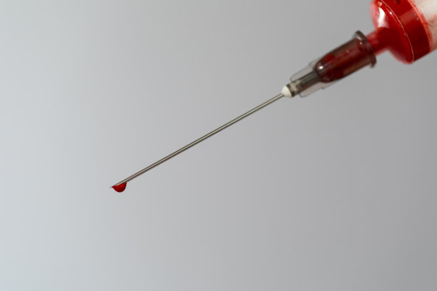 注射器里有血样。针尖上滴一滴血。血液化学。血液病毒测试图片下载