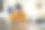 一名年轻女子在隔离期间染指甲并打电话聊天图片下载