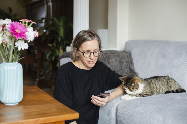 成熟的女人使用现代科技图片下载