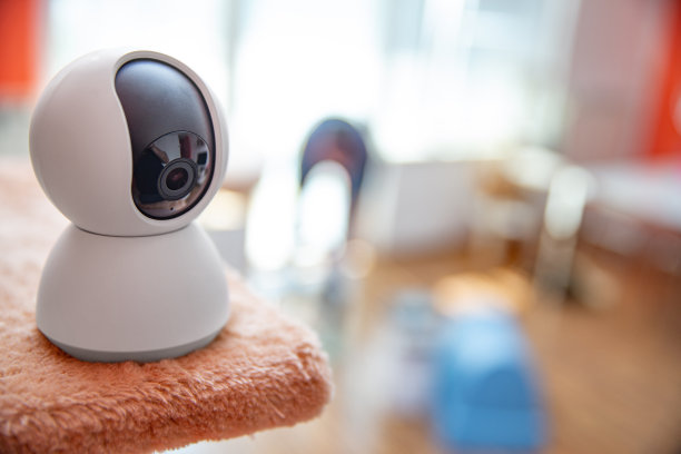 网络摄像头坐在一个客厅的架子上-库存照片图片下载