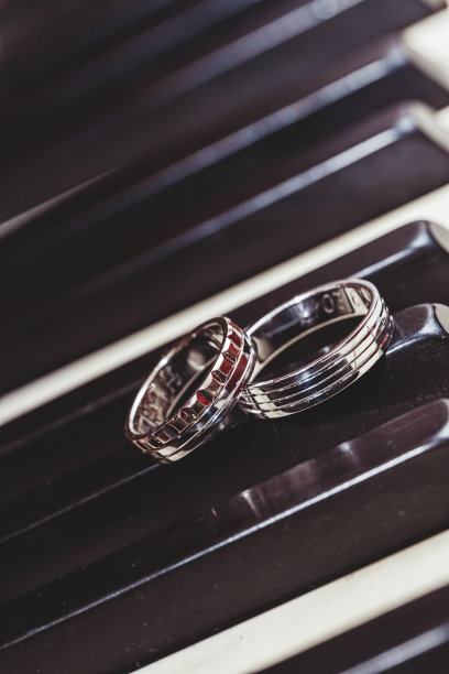 两个结婚戒指在钢琴琴键上图片下载