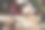 一堆结婚请柬上的一对相配的结婚戒指图片下载