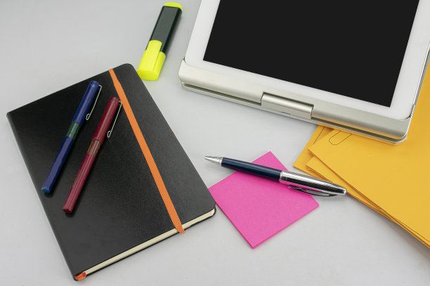 数码平板电脑，便利贴，标记，圆珠笔，笔记本和文件夹存档文件和文件图片下载