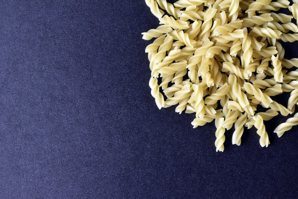 蓝色背景上的各种通心粉产品图片下载