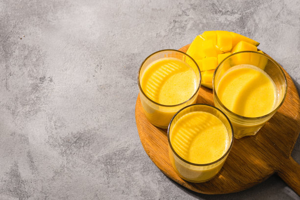 芒果酸奶或冰沙印度流行的夏季饮料俯视图图片下载