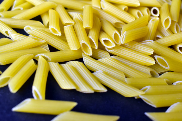 蓝色背景上的各种通心粉产品图片下载