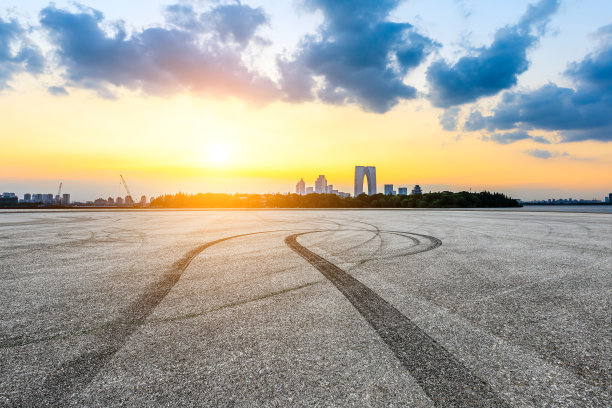 日落时分，苏州空荡的赛马场和城市天际线。图片下载