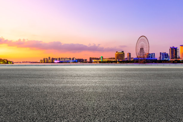 沥青路和苏州城市天际线与美丽多彩的天空日落。图片下载