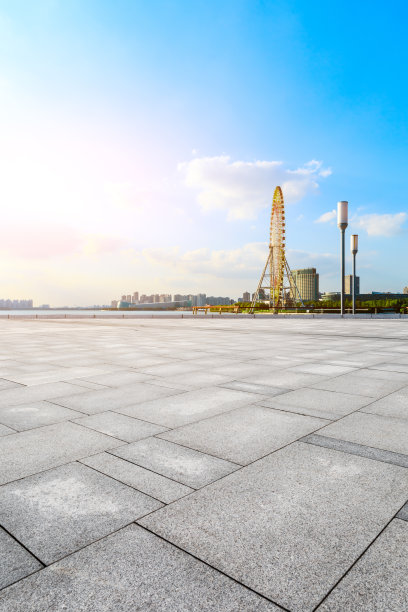 苏州空荡的广场和现代化的城市天际线。图片下载