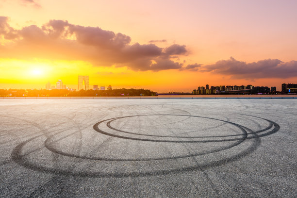 日落时分，苏州空荡的赛马场和城市天际线。图片下载