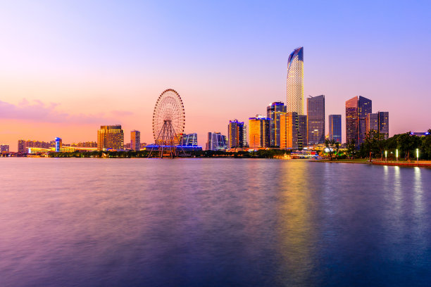 美丽的苏州城市天际线和建筑与湖泊日落。图片下载