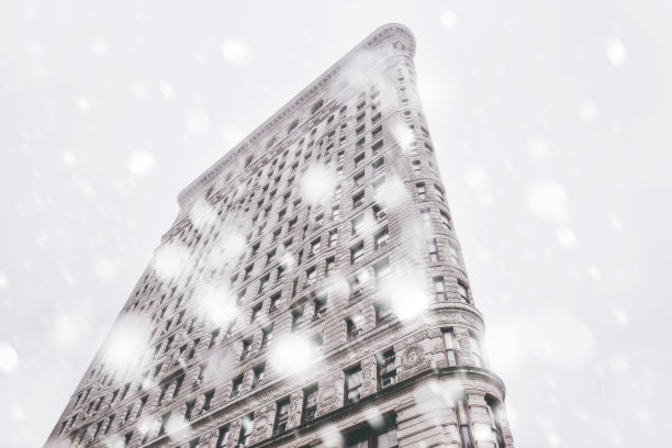 低角度的熨斗大厦在一个下雪的日子在纽约市图片下载