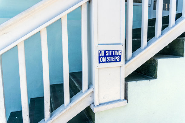 禁止坐在台阶上图片下载