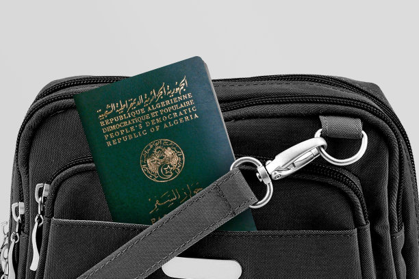 靠近阿尔及利亚护照在黑色旅行袋口袋图片下载