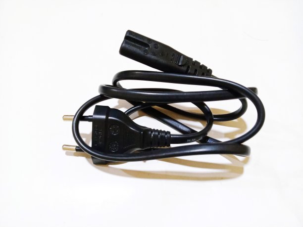 电子设备的电源插头。白色背景图片下载