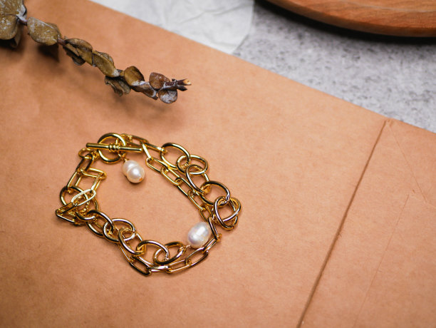 金银珠宝。情人节。情人节送给你心爱的人一份珍贵的礼物。宝贵的珠宝。购买贵金属图片下载