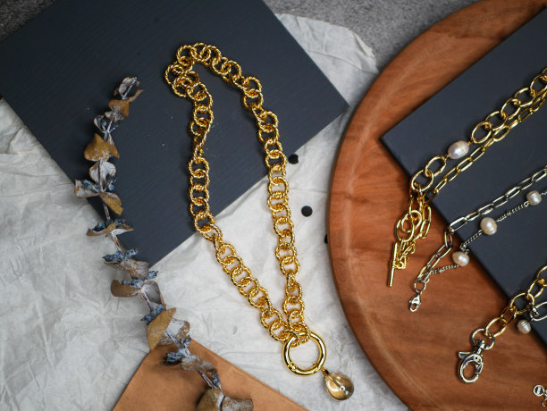 金银珠宝。情人节。情人节送给你心爱的人一份珍贵的礼物。宝贵的珠宝。购买贵金属图片下载