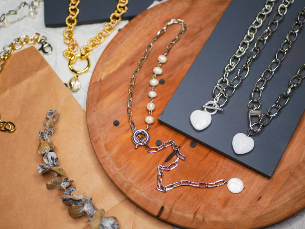 金银珠宝。情人节。情人节送给你心爱的人一份珍贵的礼物。宝贵的珠宝。购买贵金属图片下载